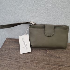 NWT Universal Thread Wristlet